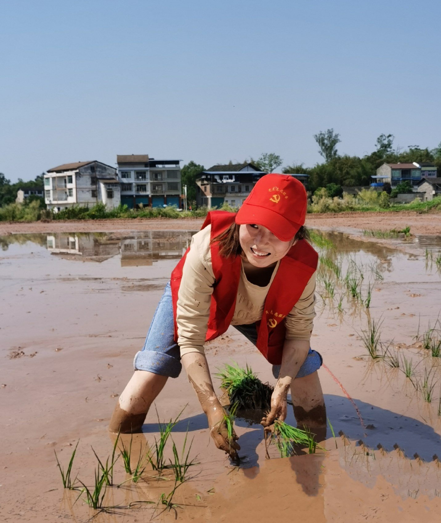 党员干部参加插秧志愿服务活动.jpg